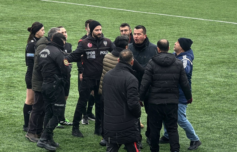 sivasta olayli mac yarida kaldi yoneticiler sahaya girdi polis mudahale etti 0 qBduBLgj