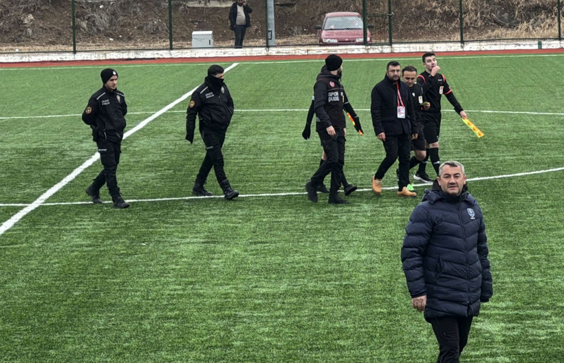 sivasta olayli mac yarida kaldi yoneticiler sahaya girdi polis mudahale etti 1 6ly1X4gr
