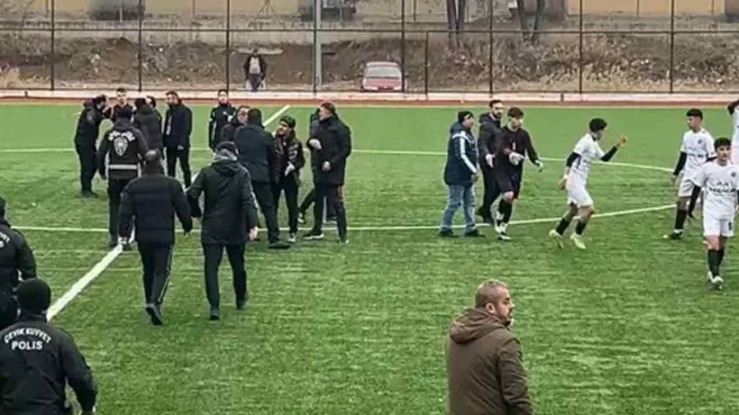 sivasta olayli mac yarida kaldi yoneticiler sahaya girdi polis mudahale etti 5 qP2QwMPL