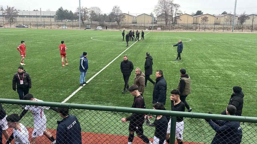 sivasta olayli mac yarida kaldi yoneticiler sahaya girdi polis mudahale etti 6 CfHWdcPW