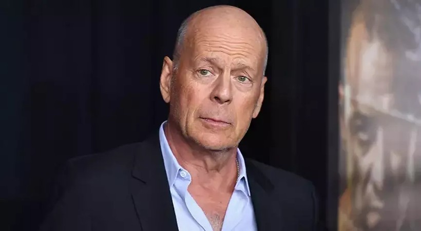 bruce willis aracindan inip polislerle tokalasti hayranlari duygulandi 0 jCpfaf3B