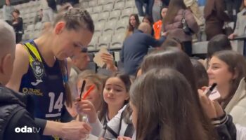 eda erdemden besiktasli cocuklara imza jesti re1hXedI