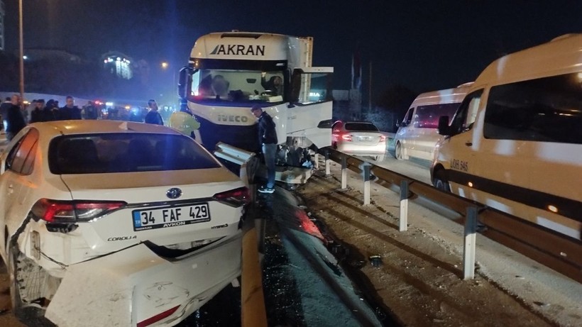 kocaelide tir kazasi bariyerlere ok gibi saplandi 0 gVSmqls3