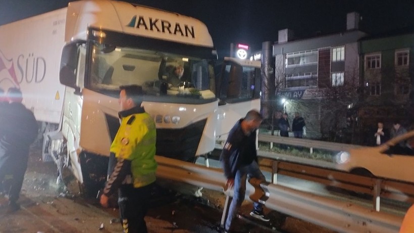 kocaelide tir kazasi bariyerlere ok gibi saplandi 2 OMPch3w6