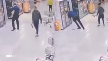 markette feci anlar elindeki kurekle saldirdi mJrI4v2Y