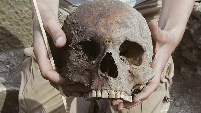 15 yuzyila ait basi kesilmis vampir kalintilari bulundu 1 TUhSwMUb