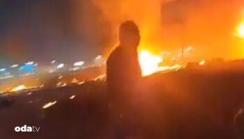 abdde bir ucak evlerin uzerine dustu alevler her yani sardi zw3LGDkU