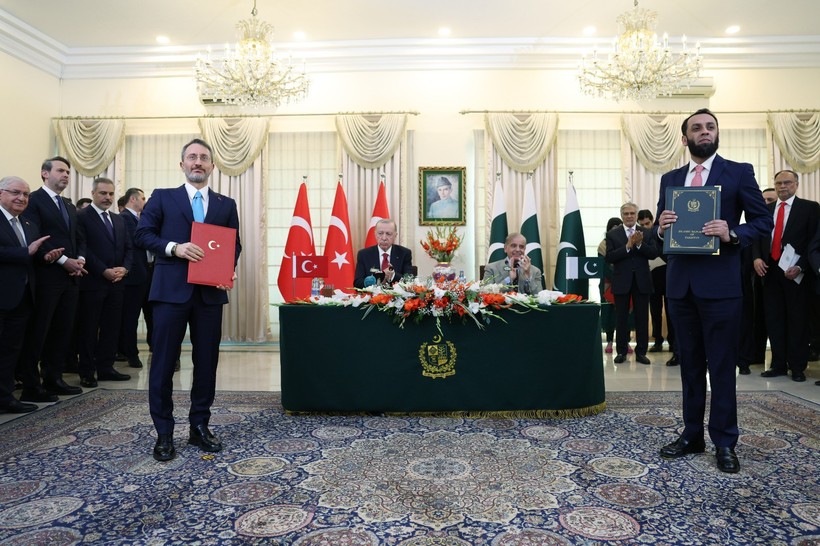 bu imzaya en cok yeni safak sevinecek 0 qh8KqMdy