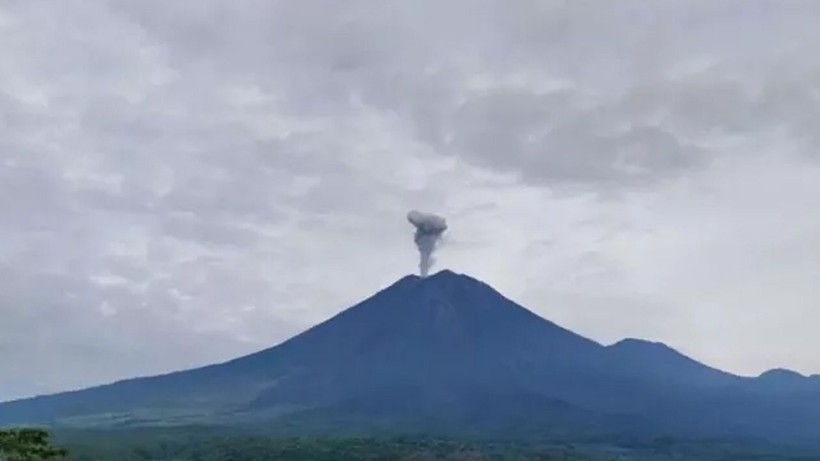 endonezyada bulunan semeru yanardaginda patlama meydana geldi 2