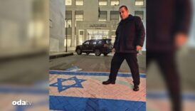 israil bayragi urdunlu avukatlarin ayaginin altinda kAXDtVd7