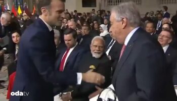 macron hintli liderin elini sikmadi S8VRBPsb