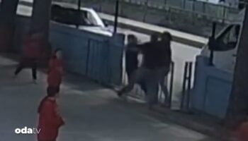 mersinde ogrencilerin gozunun onunde ogretmenin burnunu kiran sahislar tutuklandi Os9n22VZ
