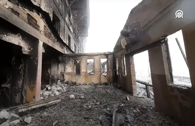 yanginda tartisilan o restoran girisi otelle ayni yerden ic kapisi ve catisi ahsap kul Fd9ltNpX