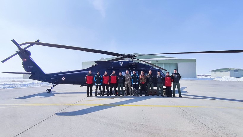 15 gundur haber alinilamiyordu helikopterle kurtarildi 0 HLvbkwwd