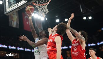 a milli erkek basketbol takimi izlandayi yenip grubu 2 bitirmek istiyor DK1lG4Nh
