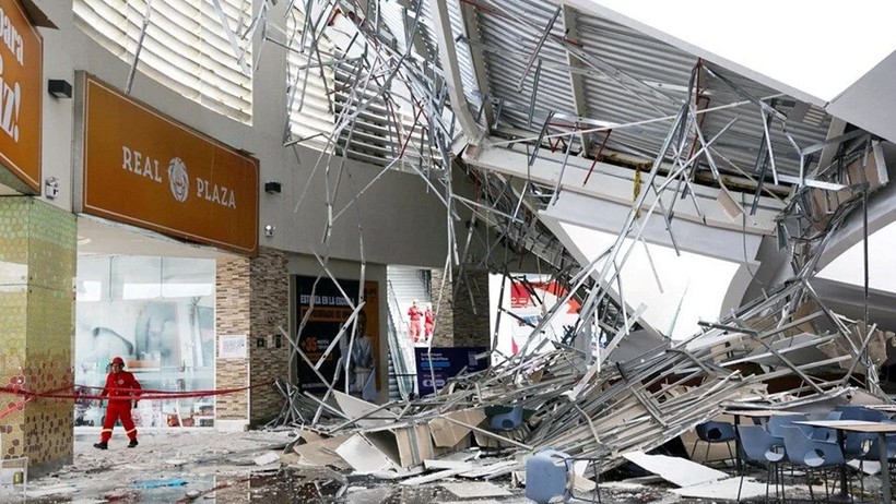 alisveris merkezinin catisinin cokmesi sonucu 8 kisi hayatini kaybetti 0 82kGns72