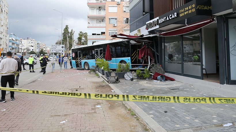 antalyada korkunc kaza halk otobusu kafeye daldi 1 CXQEXWCn