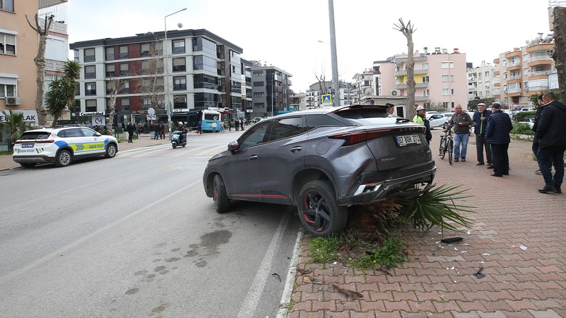 antalyada korkunc kaza halk otobusu kafeye daldi 2 RpKQuT4W