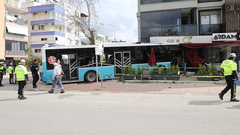 antalyada korkunc kaza halk otobusu kafeye daldi 3 8IDlt1eN