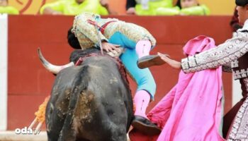 arenada dehset matadorun kalcasina boynuzunu sapladi dMMrv9Yn