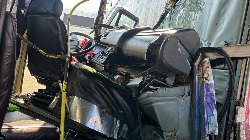 artvinde yurekler agza geldi minibus tira carpti agir yaralandilar 1 vYA88miH