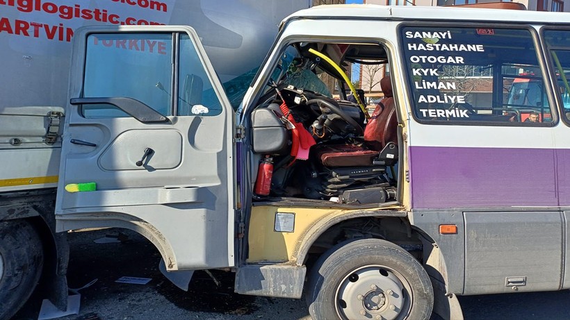 artvinde yurekler agza geldi minibus tira carpti agir yaralandilar 2 tfsQdOzr