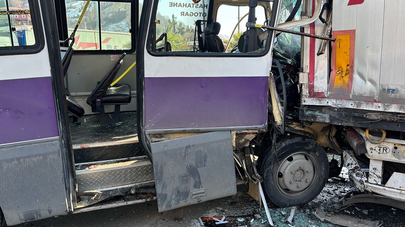 artvinde yurekler agza geldi minibus tira carpti agir yaralandilar 3 md8NvhFu