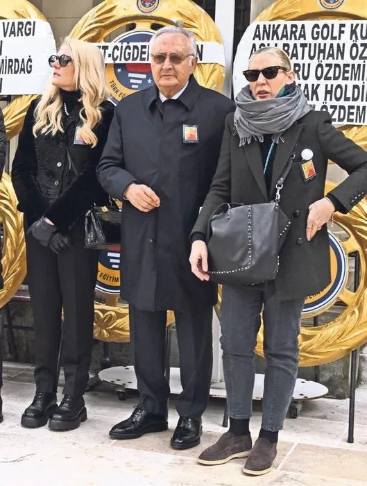 beyhan benardetenin cenazesi sonrasi sosyetik kardesler birbirine girdi sebebi bu kez miras kavgasi degil sIfTKPRh