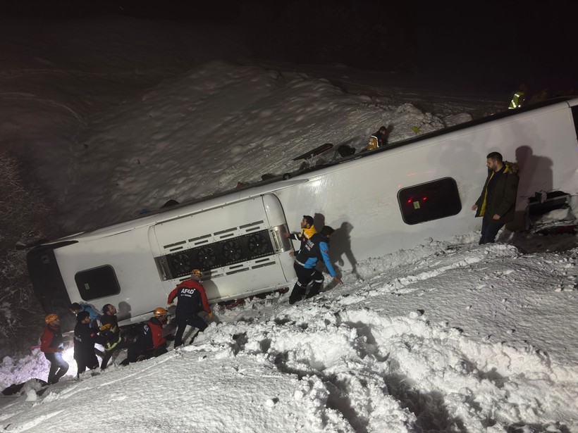 bingolde feci kaza otobus sarampole devrildi 0 4YpGONSt