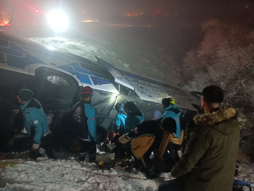 bingolde feci kaza otobus sarampole devrildi 2