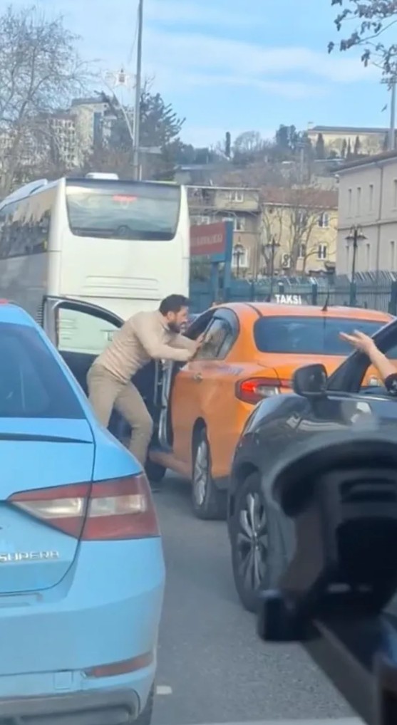 bir gunde iki trafik kavgasi biri tukurdu biri yakasina yapisti 1 5vmWwH3A