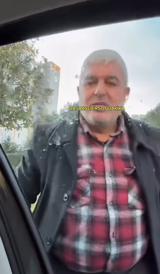 bir gunde iki trafik kavgasi biri tukurdu biri yakasina yapisti 2 dvze5N86