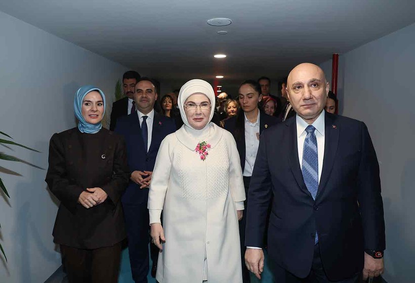 emine erdogan fahriye evcen acelya akkoyun ve azra akin ile bir araya geldi 3