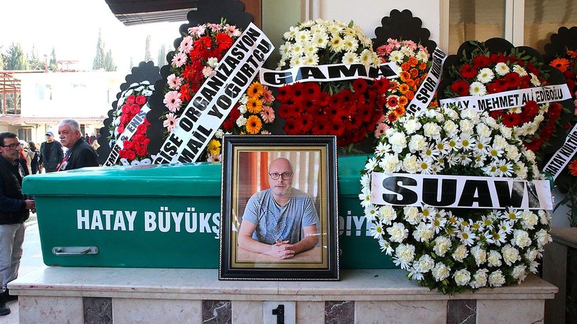 evinde olu bulunan gazeteci son yolculuguna ugurlandi 0 74EyglH7