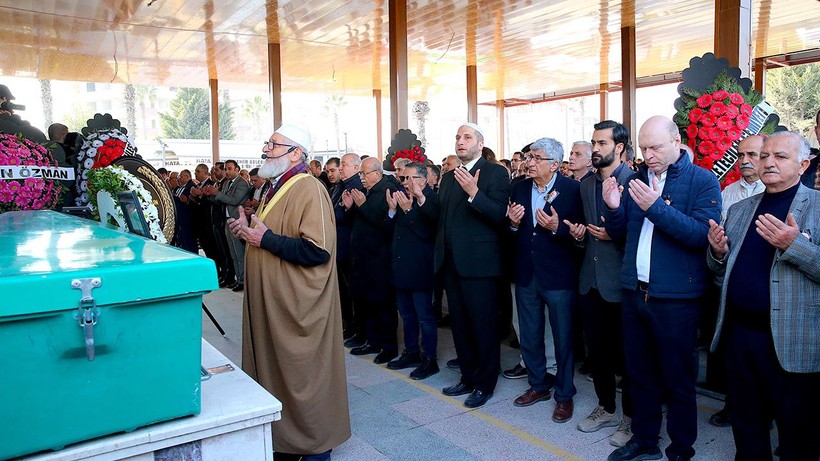 evinde olu bulunan gazeteci son yolculuguna ugurlandi 1 wdECEUM5