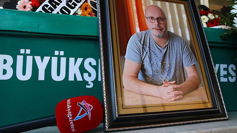 evinde olu bulunan gazeteci son yolculuguna ugurlandi 2 y7yLLI5A