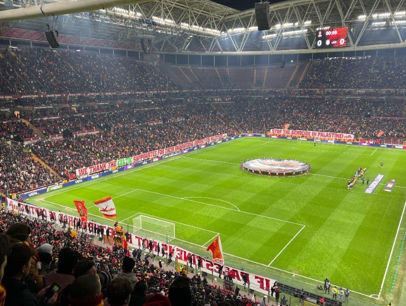 galatasarayli taraftarlar gozlerine soktu uefa macinda dev filistin pankartlari 0 Z9OFvv8q