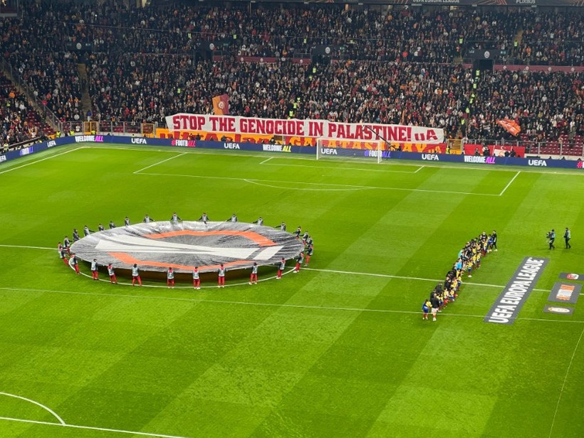 galatasarayli taraftarlar gozlerine soktu uefa macinda dev filistin pankartlari 1 hdmW446F