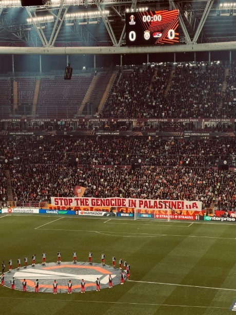 galatasarayli taraftarlar gozlerine soktu uefa macinda dev filistin pankartlari 2 PQXZ9bLv