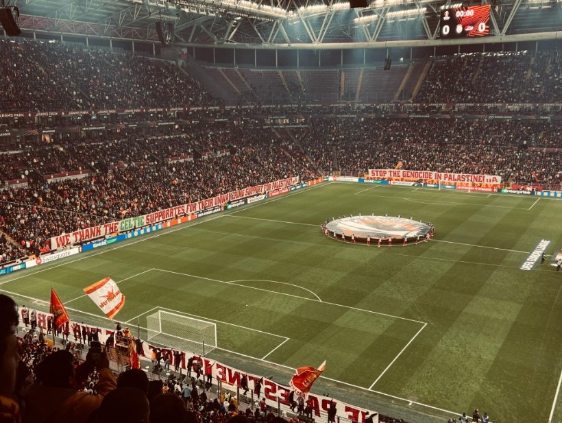 galatasarayli taraftarlar gozlerine soktu uefa macinda dev filistin pankartlari 3 PdMmE6JC