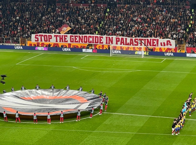galatasarayli taraftarlar gozlerine soktu uefa macinda dev filistin pankartlari 4 chZNwLjY