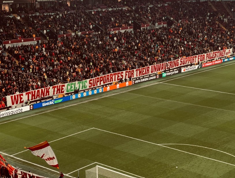 galatasarayli taraftarlar gozlerine soktu uefa macinda dev filistin pankartlari 5 FFfs5pJ3