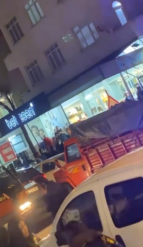 istanbulda kiraya zam kavgasinda kan akti bicakla saldirdi 0 vpBurDNW