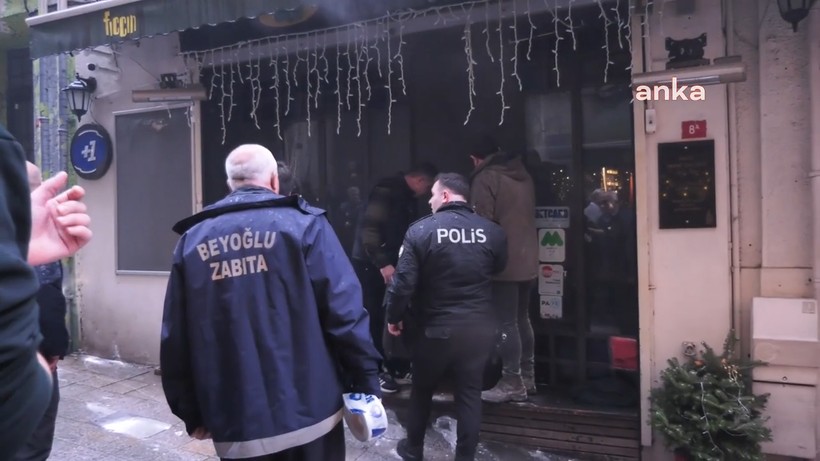 istiklal caddesinde yangin panigi yagdan dolayi cikti 1