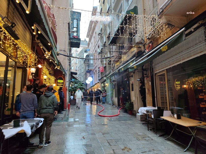 istiklal caddesinde yangin panigi yagdan dolayi cikti 4 2Gi5C6ZH