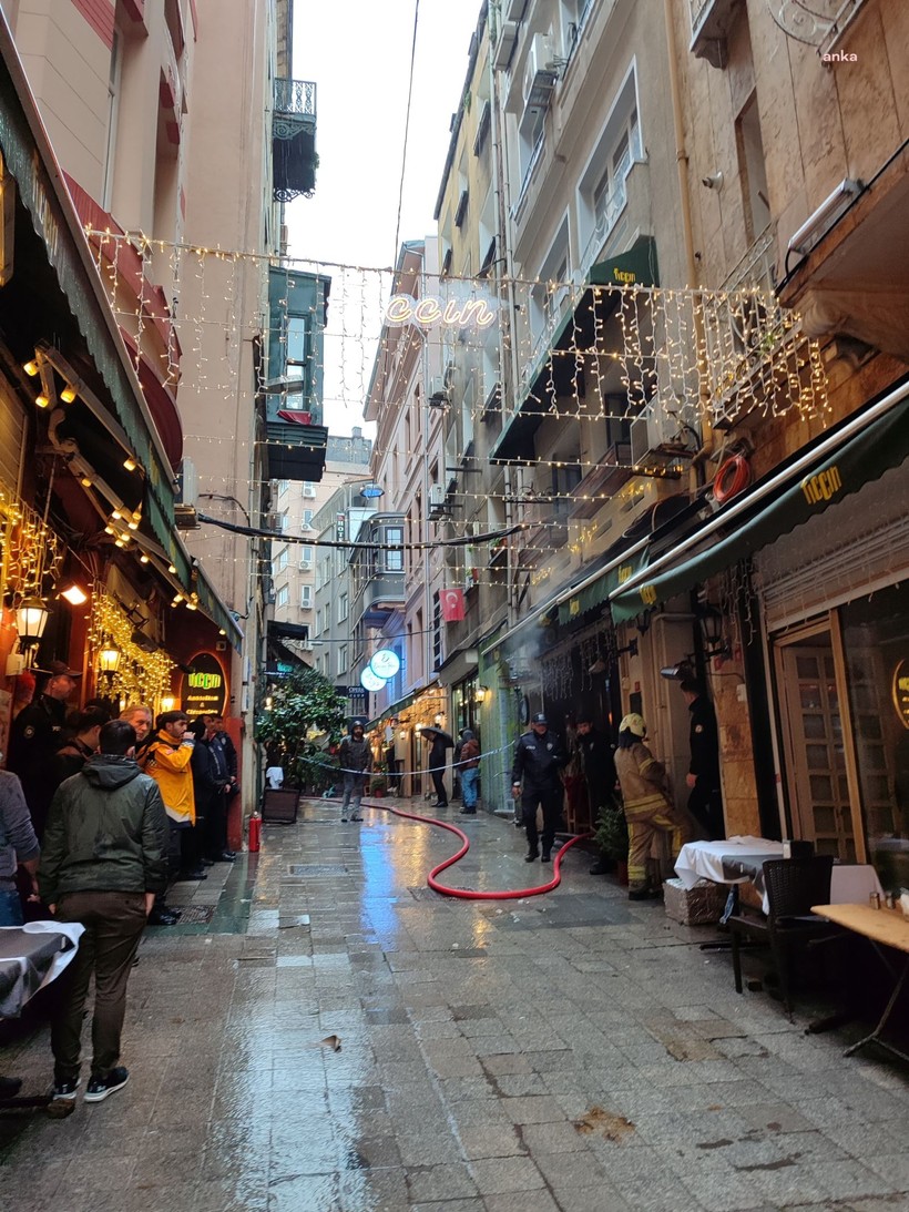 istiklal caddesinde yangin panigi yagdan dolayi cikti 5 ZpR1LHOY