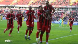 kritik macta dort gol bir kirmizi kart NyaOu9yW
