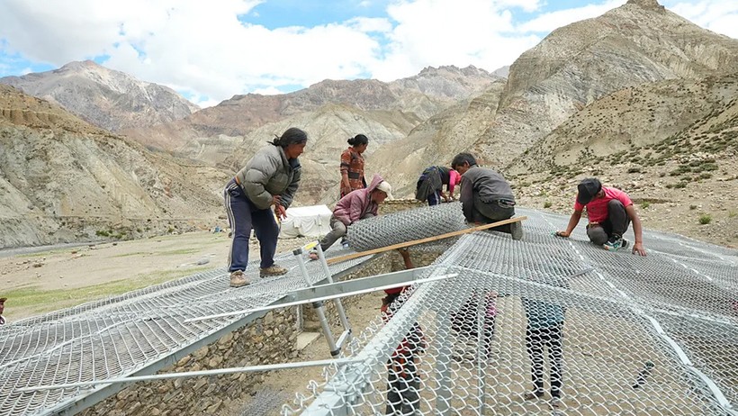 nepalde ciftciler kar leoparlari icin caydirici isik kullandi 1 lCDLmsg8