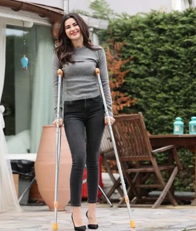 nesrin cavadzade hastanelik oldu koltuk degnegiyle yuruyor 3 4jXrsp4e