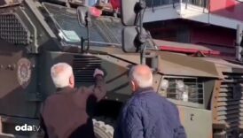 ozel harekat polisi ile mahalleli arasinda gulumseten zirhli arac diyalogu 9fhJrFlS
